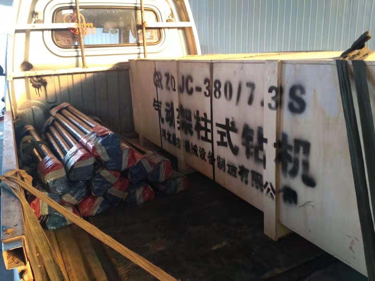 小型氣動(dòng)架柱式鉆機(jī)又訂貨，好用耐用。