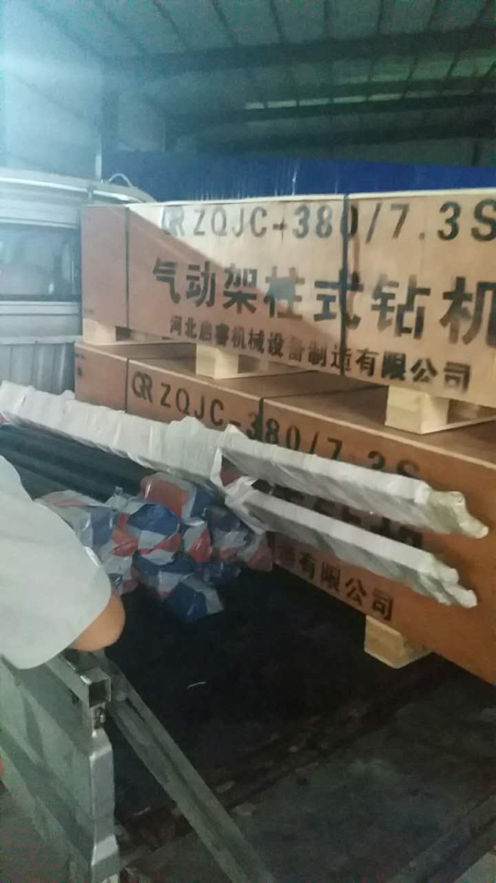 氣動探水鉆機經(jīng)風(fēng)冒雨，及時送往山西襄垣